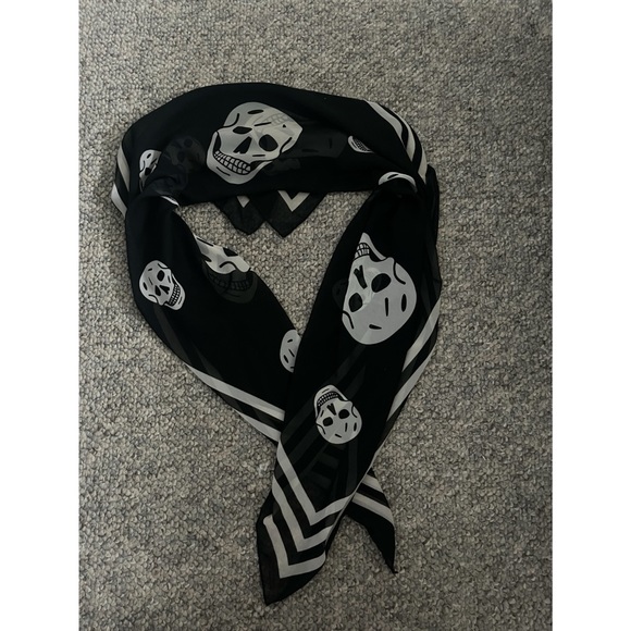 Classic Skull Scarf 🤍💀🖤 - Picture 3 of 6